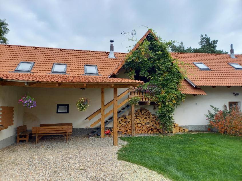 Apartman Na Farme U Koni Milesov Zewnętrze zdjęcie